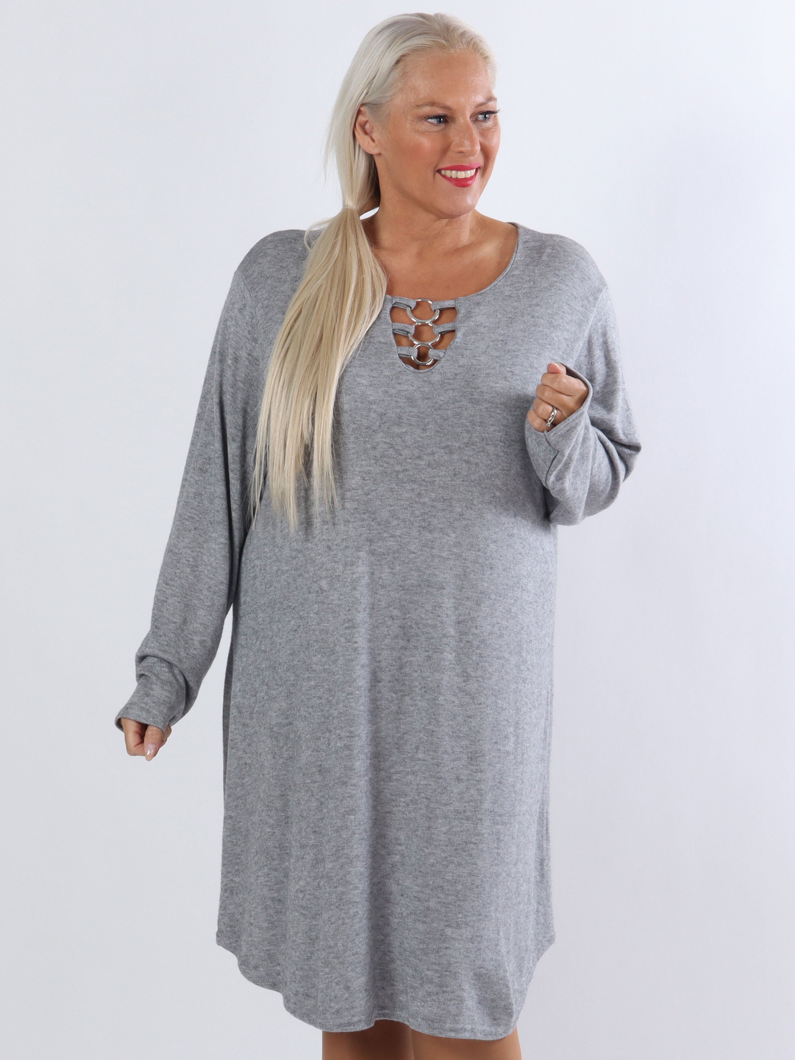 Sidsel - Dejlig blød plus size kjole med sølv ringe foran